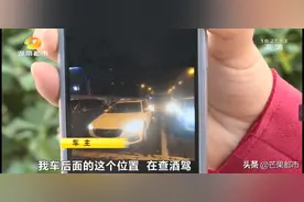 胆子真大！长沙一面包车深夜强行冲关！撞损三台私家车图片