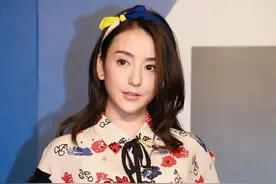 方媛真给郭富城长脸，印花衬衫配大红裤，不仅不显俗反倒洋气时髦图片