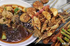 炸串就应该这样摆得整整齐齐，标好对应价格，这样挑选时才安心图片