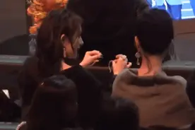 杨幂杨紫私下互动被拍，明星冷门交集科普，微博之夜隐藏细节太多图片