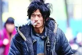 乞丐对老板娘说：“你占我便宜。”我听了很生气，老板娘却笑眯眯图片