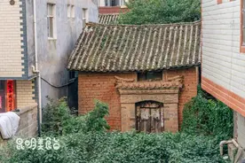 昆明藏在隐秘村子里的廉价海鲜，顾客提前2小时排队，不愁卖图片