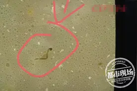 外卖快吃完，小伙发现里面有根“蟑螂腿”，店家：这明明是“洋葱丝”图片