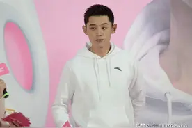 张继科玩“提裤子”梗为乒乓男团加油：稳赢图片