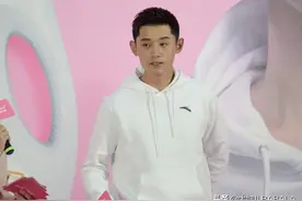 张继科玩“提裤子”梗为乒乓男团加油：稳赢图片