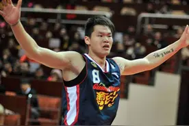 离婚5年后，朱芳雨身价过亿，1米73前妻风韵犹存，至今单身图片