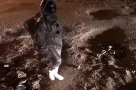 印度“宇航员月球漫步”视频爆红，一辆三轮车不小心出卖了他图片