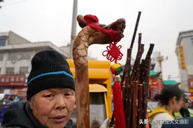 山西大娘卖龙头拐杖，1根卖价2.6万元，看看是啥稀有木料图片