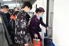 现场视频来了！女列车长在高铁上智斗小偷图片