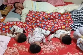 “女儿奴”爸爸睡姿走红，仨儿子不如一女儿，网友：地位太低了图片