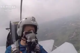 37秒！空军战机飞行员多次调整 规避居民区跳伞图片