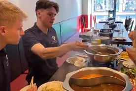 外国人吃火锅也知道七上八下了图片