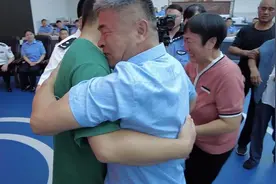 现场视频！《失孤》原型郭刚堂与被拐儿子相认图片