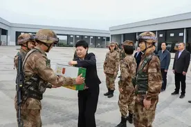 暖！驻地领导到营门欢迎凯旋官兵！图片