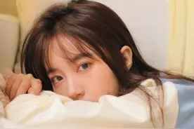 可爱宅女舒适运动服居家天然萌妹子长腿清纯写真图片