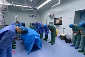 交警开道，神秘行李箱挽救6条生命，13岁的他才是真的英雄！图片