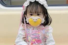 萌娃穿洛丽塔坐地铁，路人萌到“心化”，Lo娘却无奈了图片