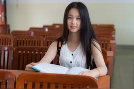 福建女大学生摆摊卖袜子，利用免费雨伞，月赚8万，套路可借鉴图片