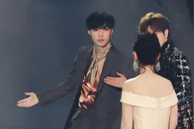 杨紫张艺兴合体录制《向往的生活》，穿同款睡衣裤，引发恋爱猜想图片