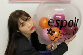 朴秀荣蓝色碎花裙搭黑色西装，韩式穿搭甜美又气质，春日气息满满图片