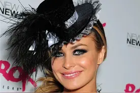 卡门·伊莱克特拉写真集，最让她出名的是与NBA球星罗德曼的婚礼图片