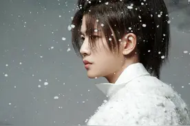 任嘉伦 X《Vogueme》，高马尾飘雪装江湖招式大片，公子诗意江湖图片