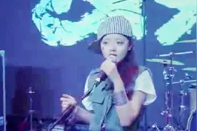 我的体育老师：马莉对邱枫的歌相当熟悉，认真的表演，打动了歌迷