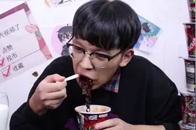 网红挑战100万辣度鬼椒面，比火鸡面还辣6倍，却不小心碰到眼睛图片