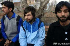 印度游客到中国，想买香烟炫富，老板：你这是在逗我吗？图片