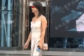 陕西西安一男子，穿长裙扮女装坚持多年，“似乎在等什么人”图片