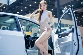 漂亮女孩身高1米8，获了一堆模特大奖，单身多年至今没找到男朋友图片