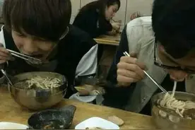 外国战队食谱敲定！网友：早上牛肉面，中午海底捞，晚上生煎包图片