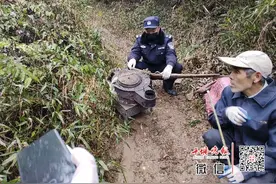 十堰民警发现一挑扁担的老汉不对劲！仔细一看，吓坏了图片