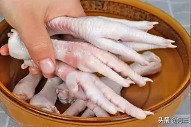 鸡爪好有诀窍，关键取骨头很重，教你三十秒一个，简单食用又快速图片