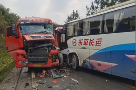 惊险！大巴与大货车迎面相撞，司机受伤！图片