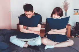 如果男人的手机经常这样放，那手机里的故事，只怕你根本承受不起图片