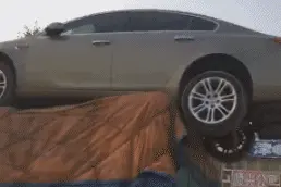 搞笑GIF，车：今天我也搭个顺风车图片