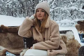 时髦精的冬装里怎么少得了帽子？四款帽子正当红，时尚保暖又瘦脸图片