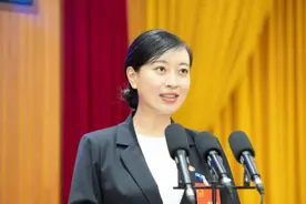 清华博士“摇身一变”女县长，实力与颜值均在线，值得大学生借鉴图片