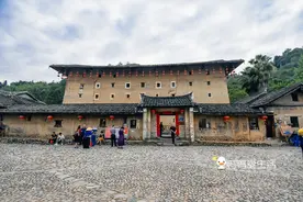 福建南靖这座“丑陋”土楼，却是一“奇楼”，288年悬浮沼泽上图片