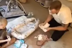 揭秘！四胞胎家庭原来是这样喂奶的，网友：这爸爸一看就是熟练工图片