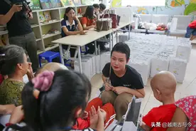 20岁越南少女身患绝症，剃光头与病魔搏斗，如今病情好转长出秀发图片