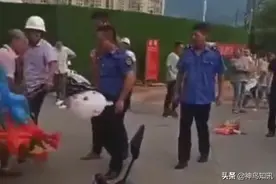 “我不卖了！”老人遭城管粗暴执法 气球被踩爆失声痛哭 官方回应图片