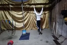 湖北大学生宅家自制健身房，疫情期间带全家一起锻炼：太自律了！图片