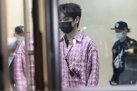 汪苏泷直播间脱衣比心可爱值max 刘维穿白衬衫少年感满分图片