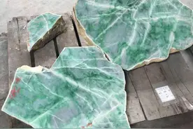 行话“宁赌一条线不赌一大片”是何意，翡翠的大起大落超乎想象图片