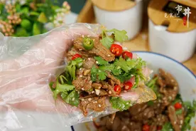 夏天牛肉的“简约”吃法，开水烫一烫，几分钟端上桌，好吃到家了图片