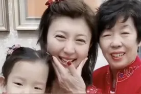48岁闫学晶祖孙三代同框，二胎女儿单眼皮小眼睛，被嘲颜值最低图片