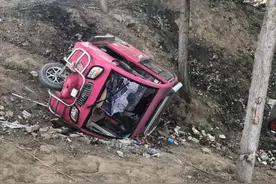 成武公安：一女子骑电车掉进沟里 成武民警热心救助图片