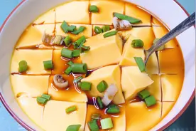 蒸鸡蛋有人用冷水，有人用热水，大厨教你正确做法，嫩滑如豆腐图片